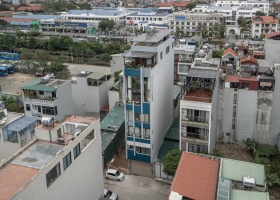 Nhà phố 6 tầng dùng hệ vỏ nhiều lớp giữ riêng tư giữa phố đông