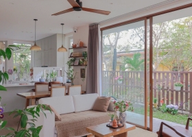 Không gian với góc nhà đầy hoa lá, tràn ngập ánh sáng