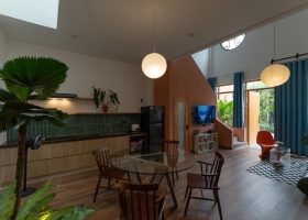 Nhà phố 80 m2 dùng màu cam điều tiết nhịp điệu thị giác