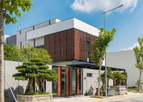 Villa hướng tây giảm nóng nhờ dành nửa khu đất cho sân vườn