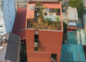 Nhà 1.150 m2 dùng 'dòng thác' ngói điều tiết ánh sáng và thông gió