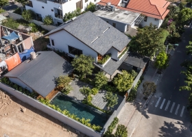 Biệt thự chừa hơn 50% diện tích làm vườn giữa phố