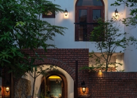 Nhà phố 100 m2 chia gần nửa diện tích làm sân vườn