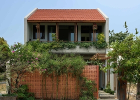 Nhà mái ngói đỏ mở không gian đón nắng, gió