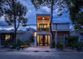 Nhà phố cho gia đình 4 người thiết kế theo tinh thần 'vừa đủ'