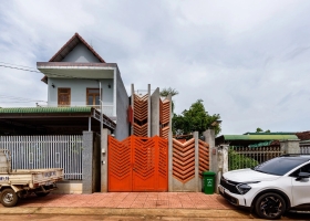 Nhà phố lấy cảm hứng từ vải thổ cẩm và đất đỏ bazan Tây Nguyên