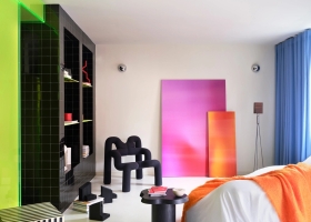 Căn hộ 120 m2 được thiết kế như chuỗi 'sân khấu' màu sắc