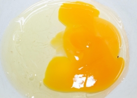 Những món giàu cholesterol nên ăn và tránh